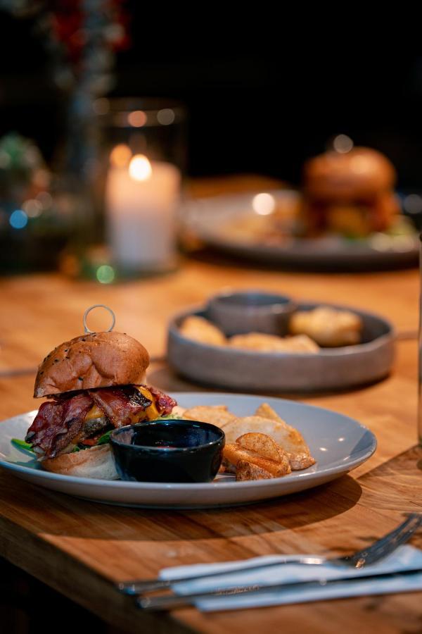 The Boato Hotel Guatapé Εξωτερικό φωτογραφία A burger at the restaurant
