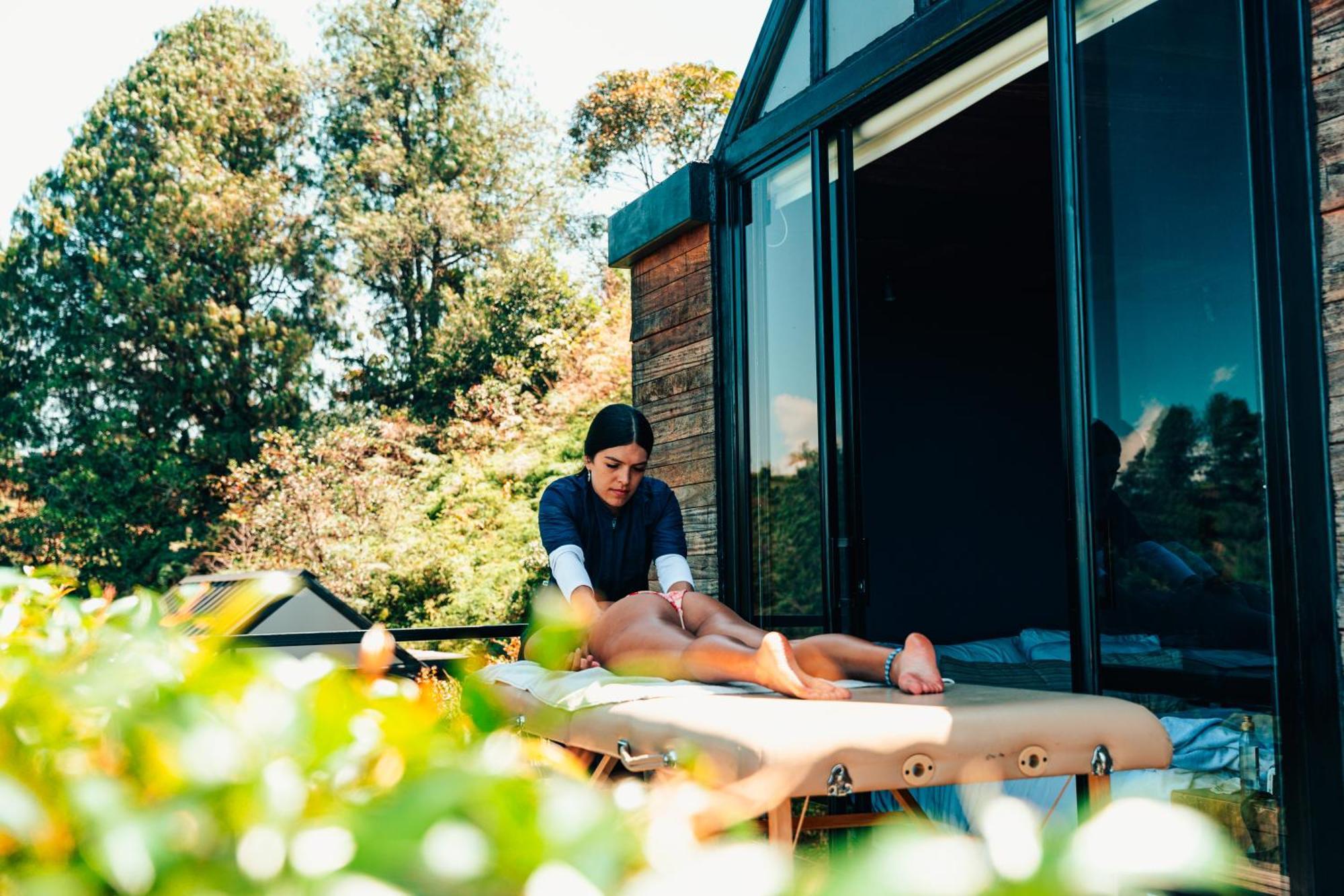 The Boato Hotel Guatapé Εξωτερικό φωτογραφία A massage therapist treating a client