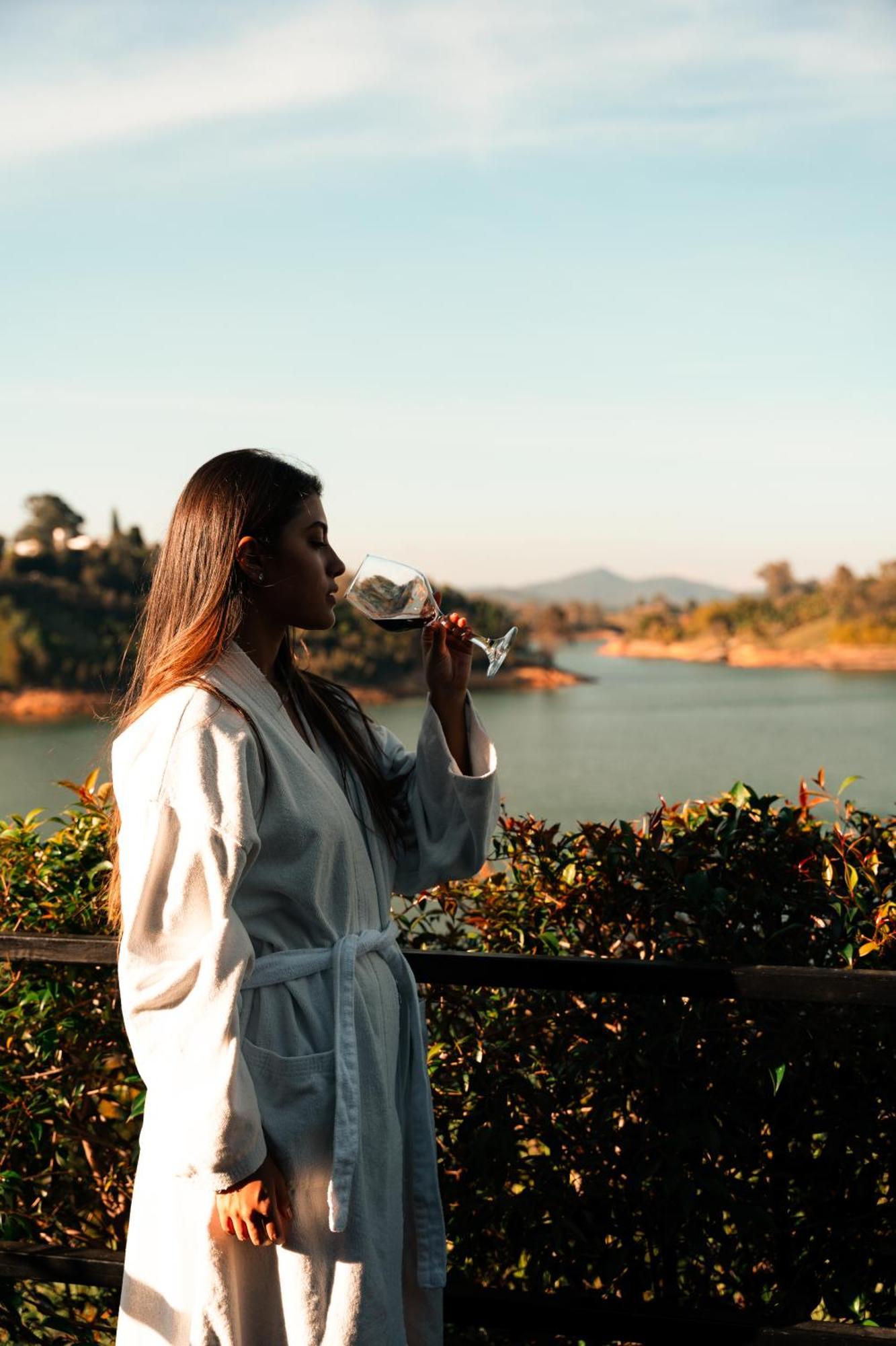 The Boato Hotel Guatapé Εξωτερικό φωτογραφία A woman drinking wine