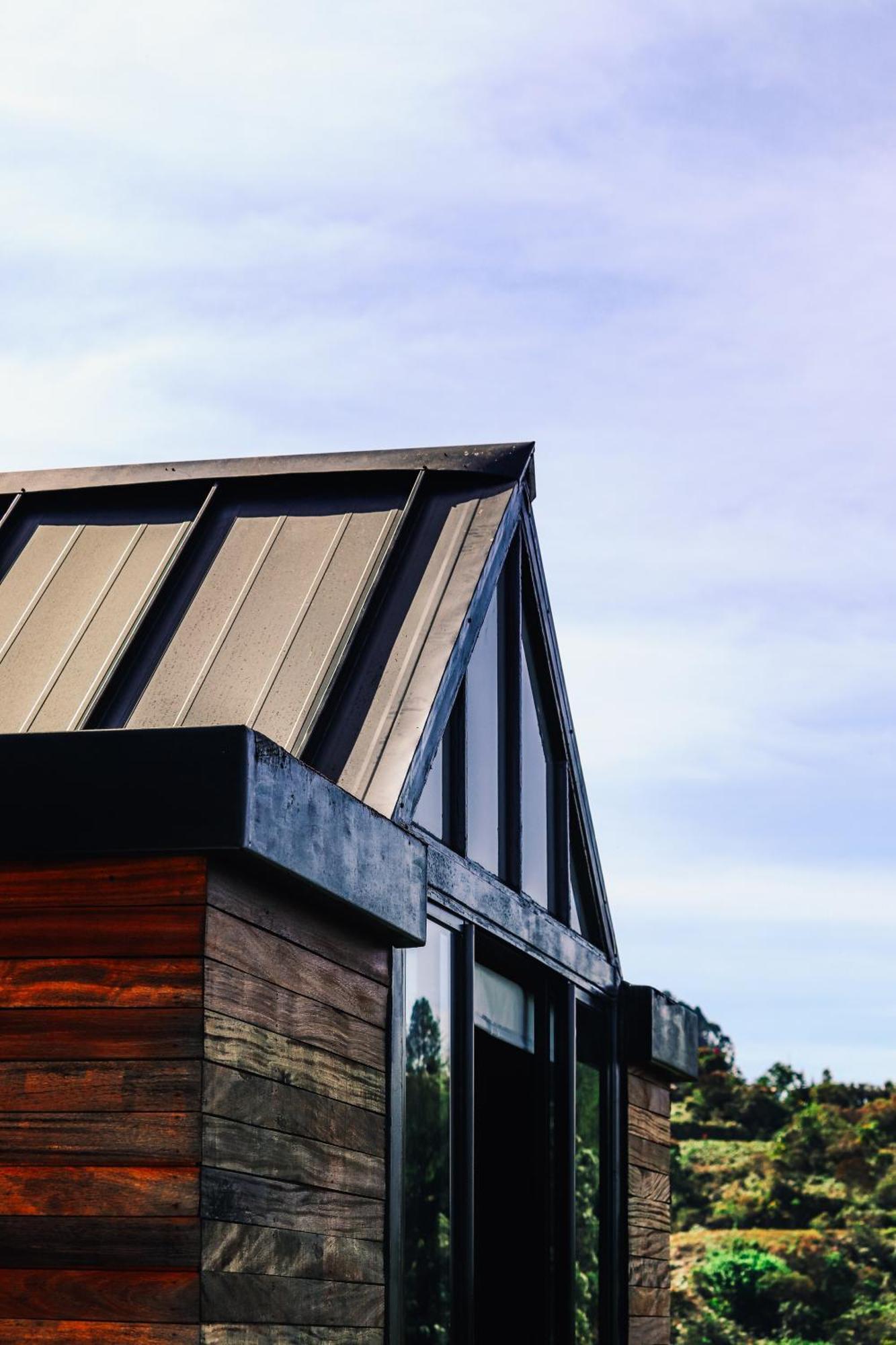 The Boato Hotel Guatapé Εξωτερικό φωτογραφία Standing seam metal roofing