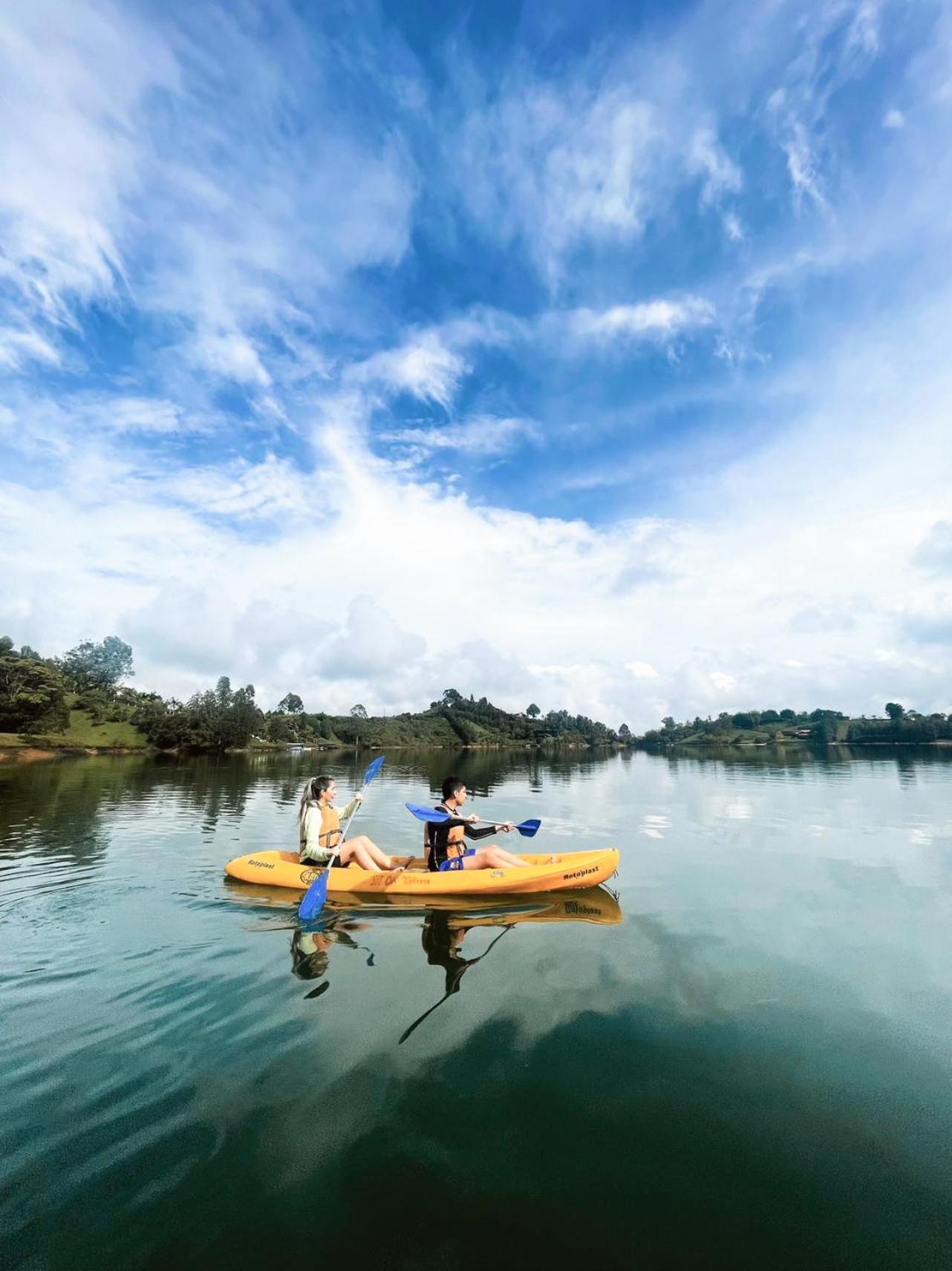The Boato Hotel Guatapé Εξωτερικό φωτογραφία Kayaking at the lake
