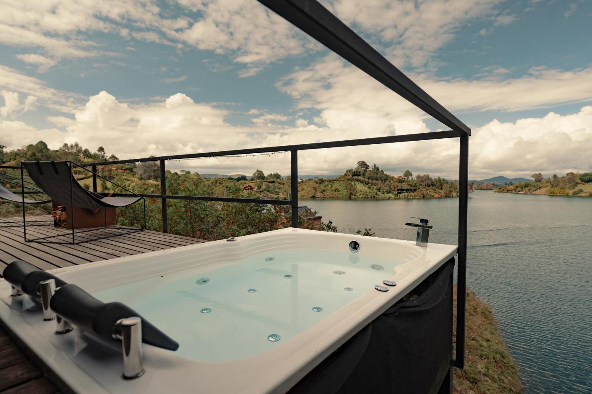 The Boato Hotel Guatapé Εξωτερικό φωτογραφία A hot tub with a lake view