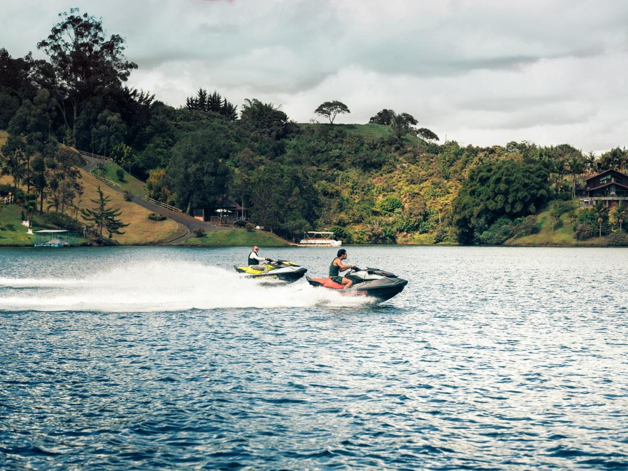 The Boato Hotel Guatapé Εξωτερικό φωτογραφία Jet skiing on Lake Awoiti